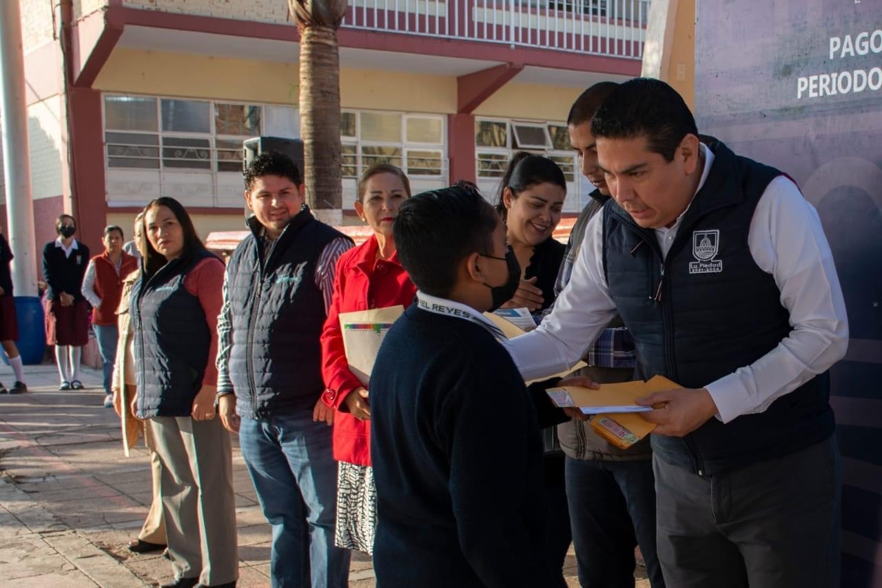 Inicia alcalde Samuel Hidalgo entrega de becas municipales