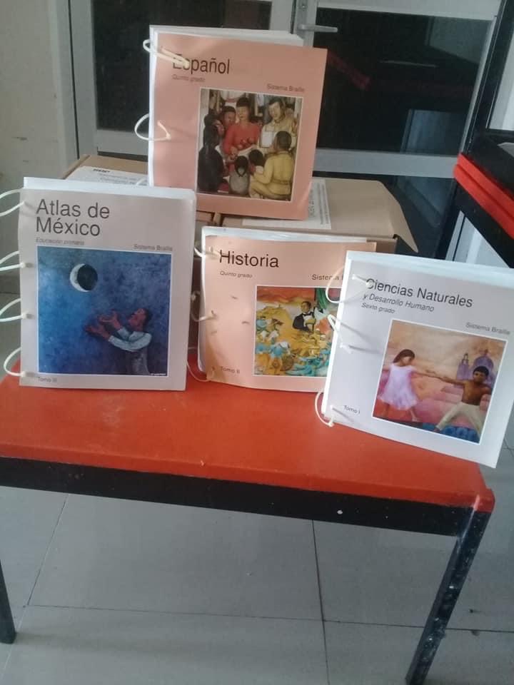 Recibe CEDECO Jacona donación de libros en Braille