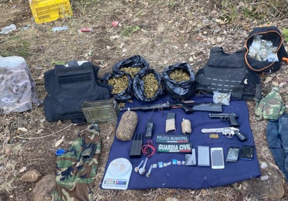 En Jacona: SSP desmantela campamento clandestino con armas, más de 4 kilos de droga, artefacto explosivo y equipo táctico