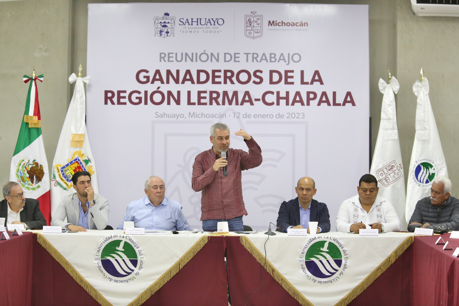 Bedolla y Segalmex acuerdan fortalecer sector ganadero y lechero de Michoacán