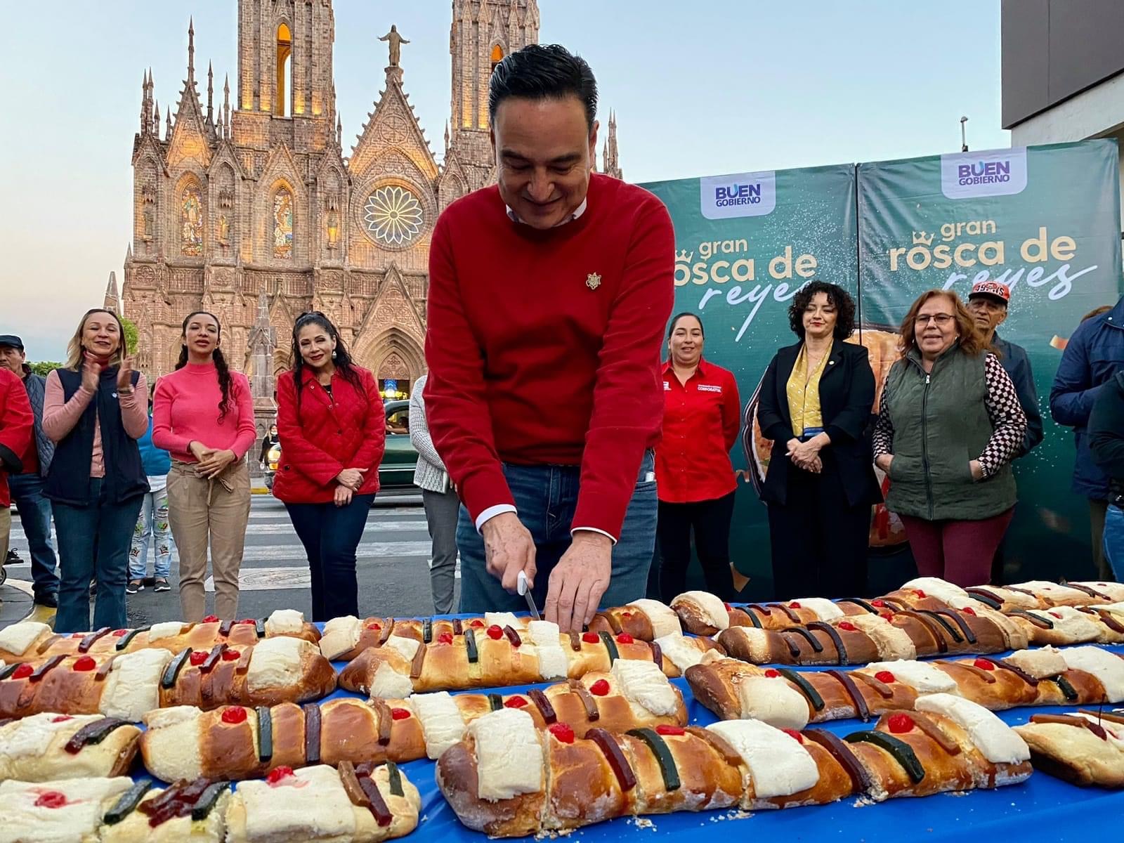 Carlos Soto comparte rosca de Reyes con los zamoranos; concluyeron festejos decembrinos