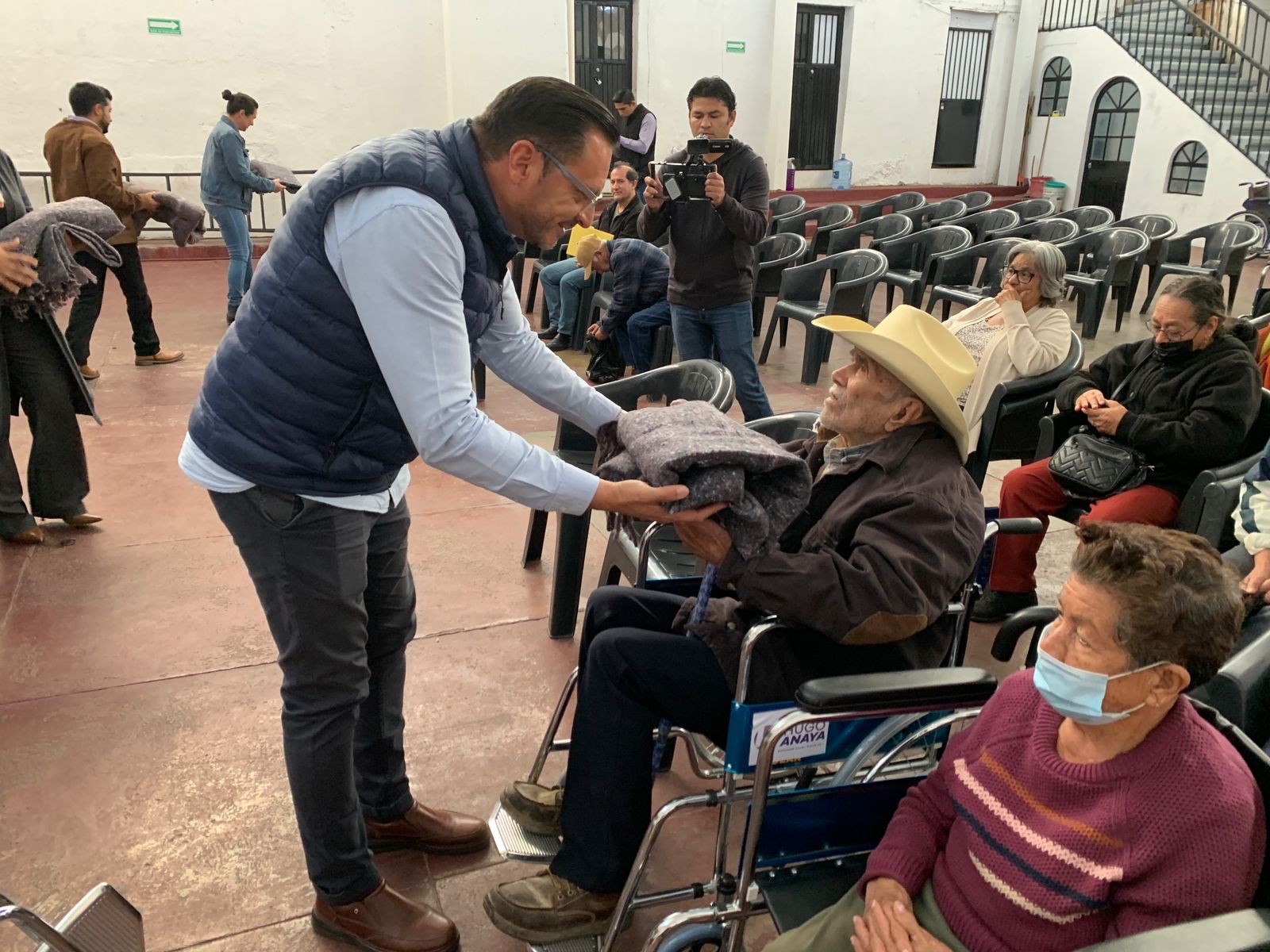 Con cobijas y sillas de ruedas para los michoacanos, es así como Hugo Anaya apoya a todos demostrando que la solidaridad no tiene color