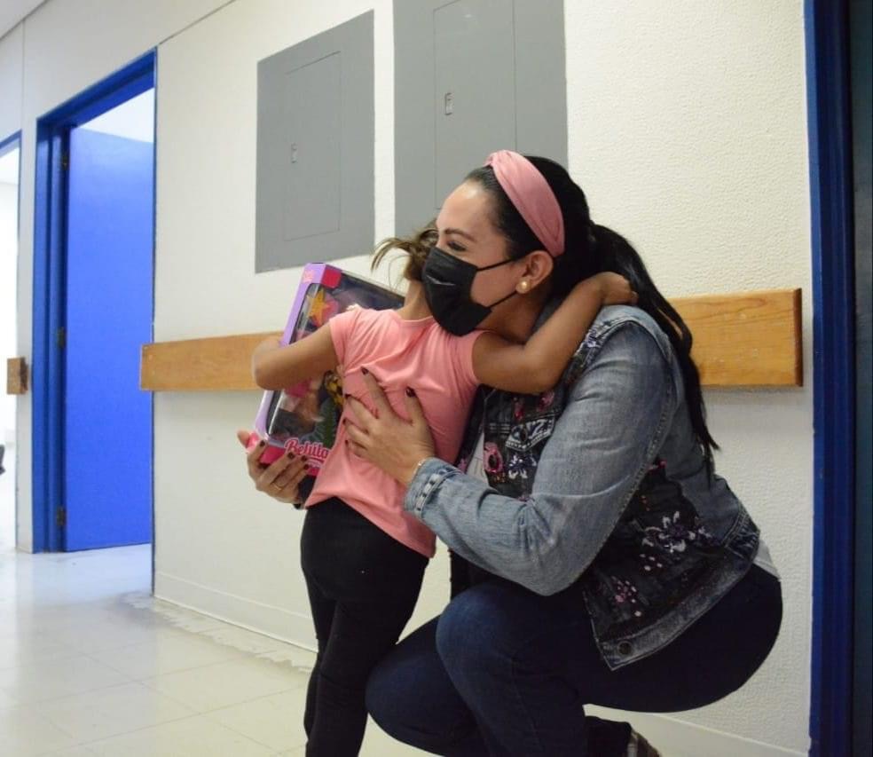 Celebra Adriana Campos el Día de Reyes a niñas y niños hospitalizados