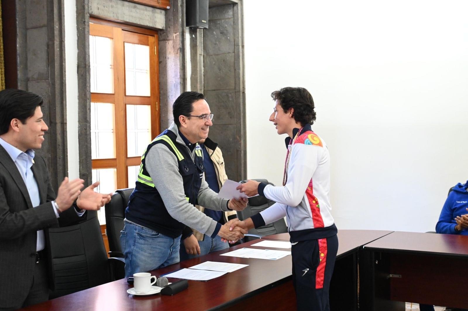 Carlos Soto entregó apoyos a deportistas zamoranos