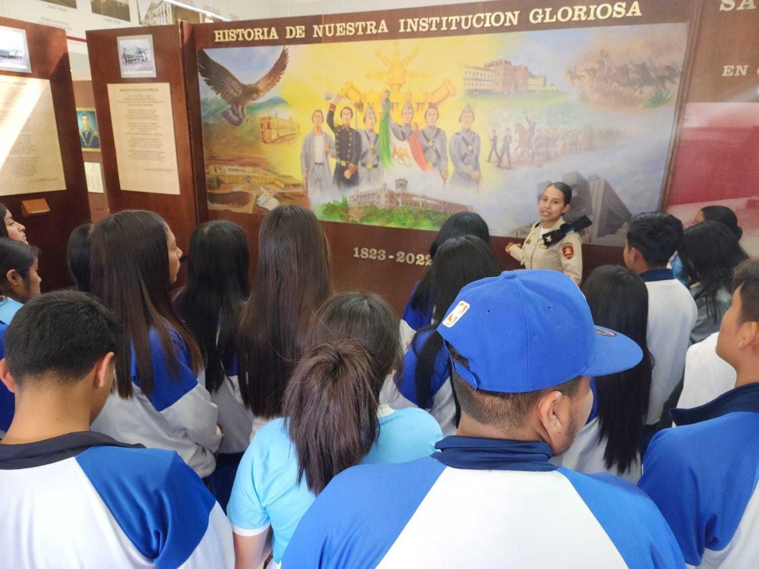 Alumnos de Tangancícuaro, visitan el heroico colegio militar