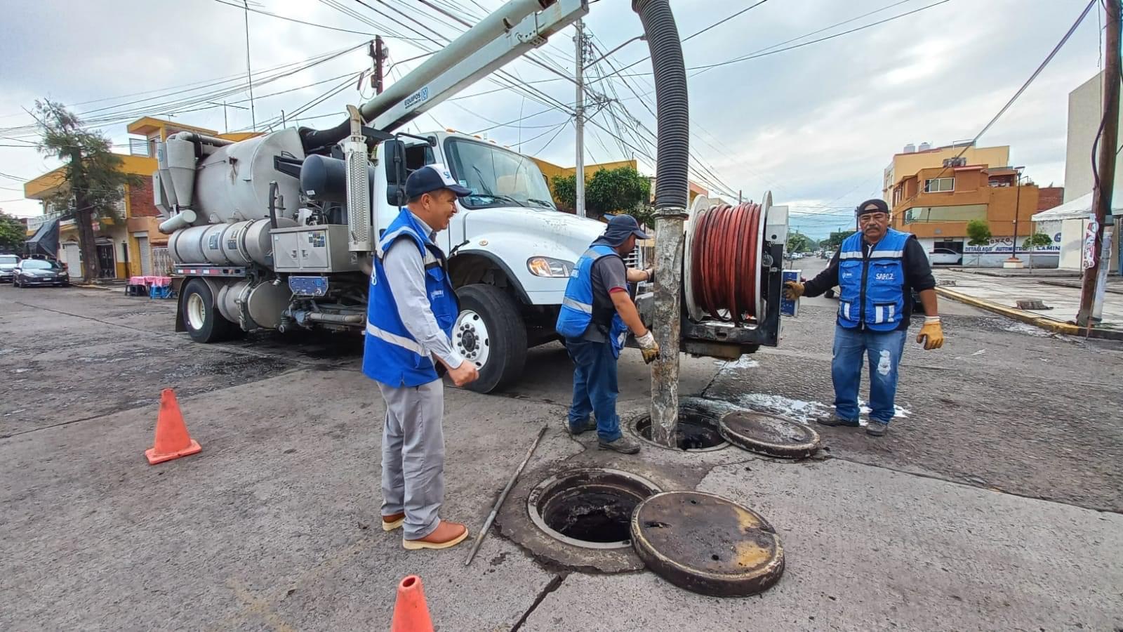 SAPAZ limpia y desazolva red de drenaje sanitario en colonia López Mateos