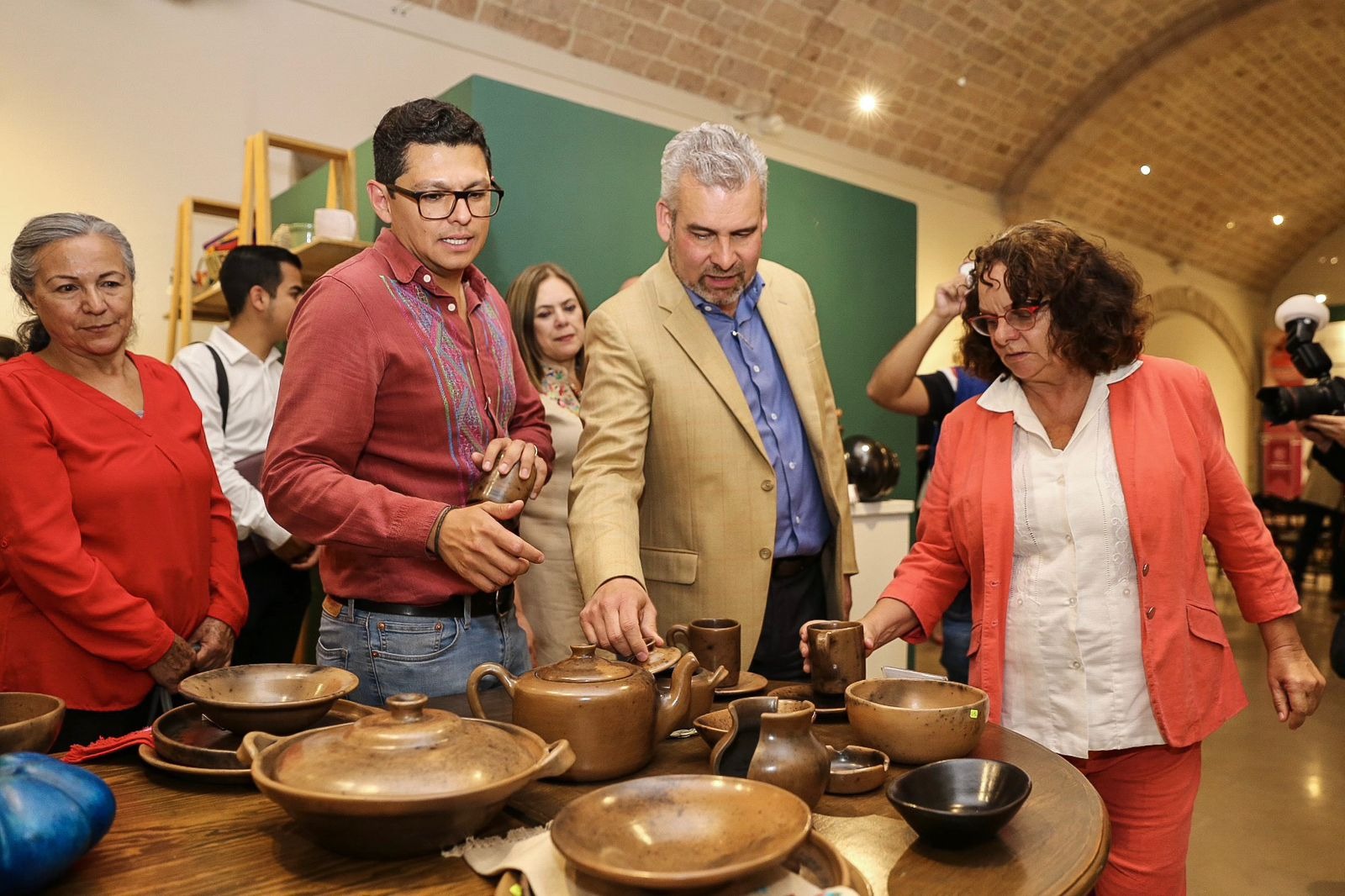 *Impulsa Gobierno de Michoacán comercialización de artesanías en sector turístico*