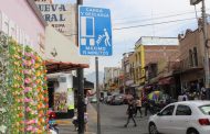 Colocan señalética en Calle Corregidora para cajones de carga y descarga