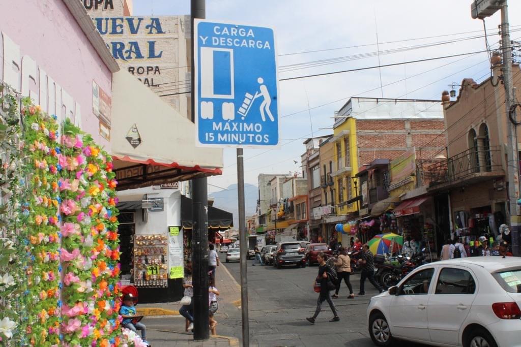 Colocan señalética en Calle Corregidora para cajones de carga y descarga
