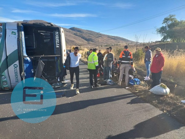 Al menos nueve lesionados al volcar autobús en la Jacona –Los Reyes