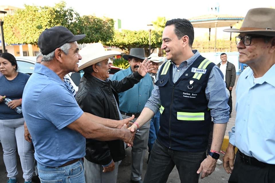 Presidente Carlos Soto recorre y atiende a vecinos de La Rinconada
