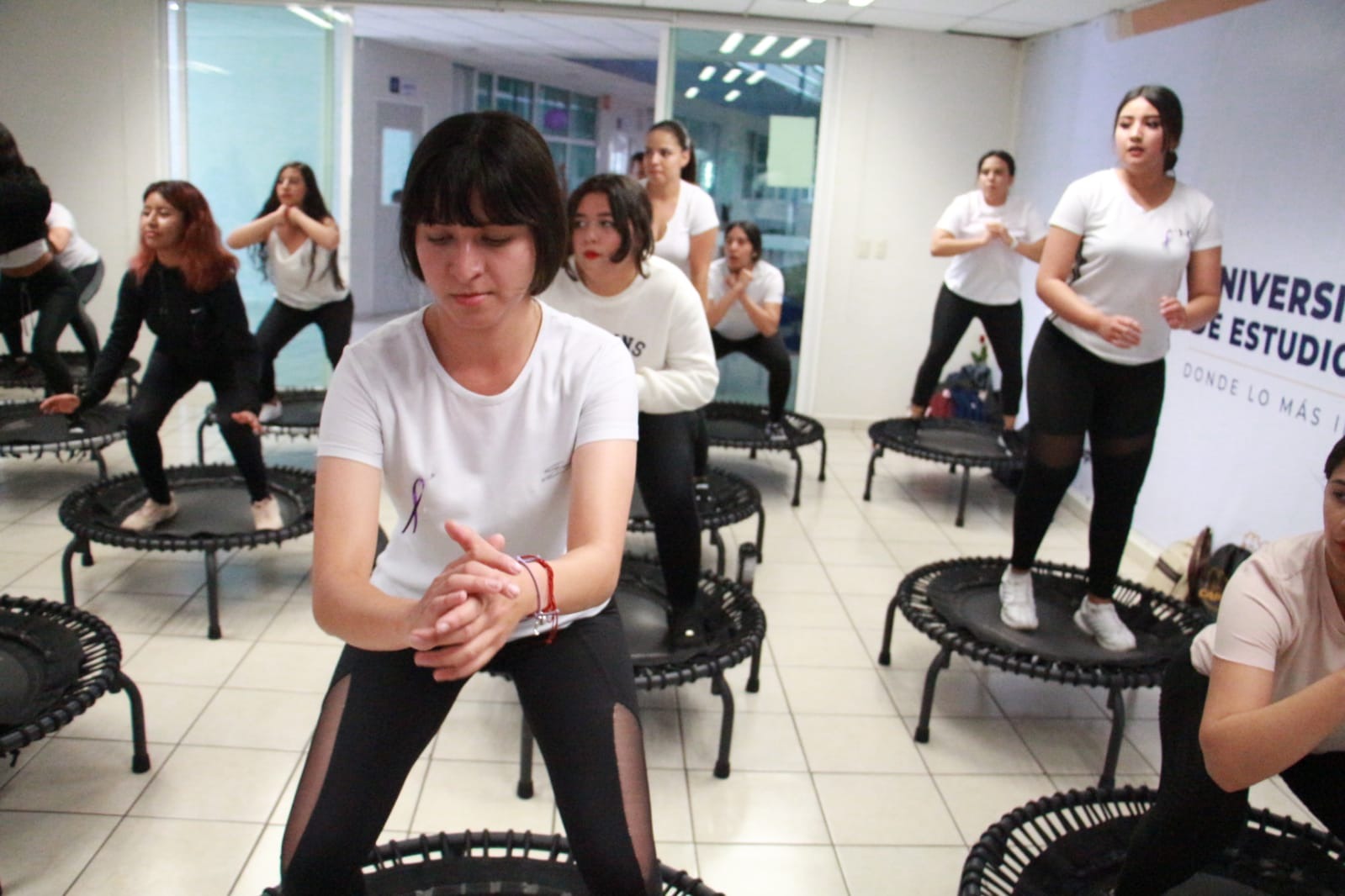 UCÉS cerró con éxito Semana Internacional de la Mujer; realizó activación fitness en brincolín