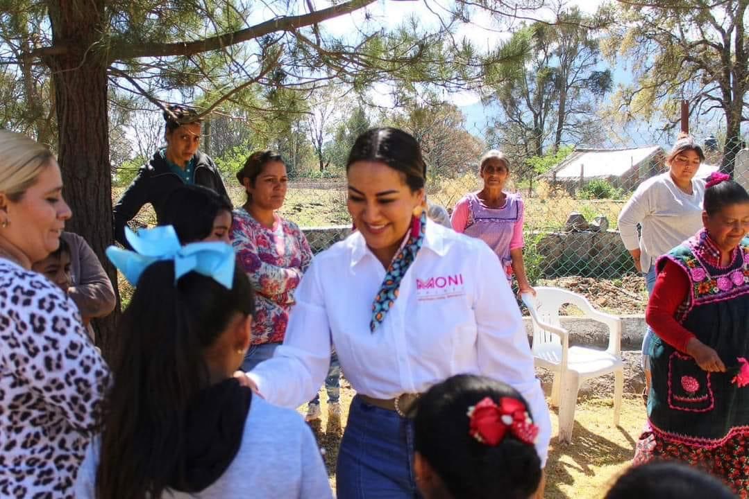 Mónica Valdez apoya en la rehabilitación de escuelas en el Distrito de Zacapu