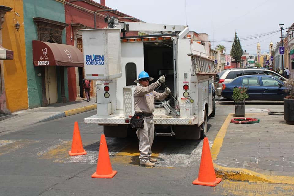 Alumbrado Público coloca sistema toma corriente y alumbrado sobre calle Hidalgo