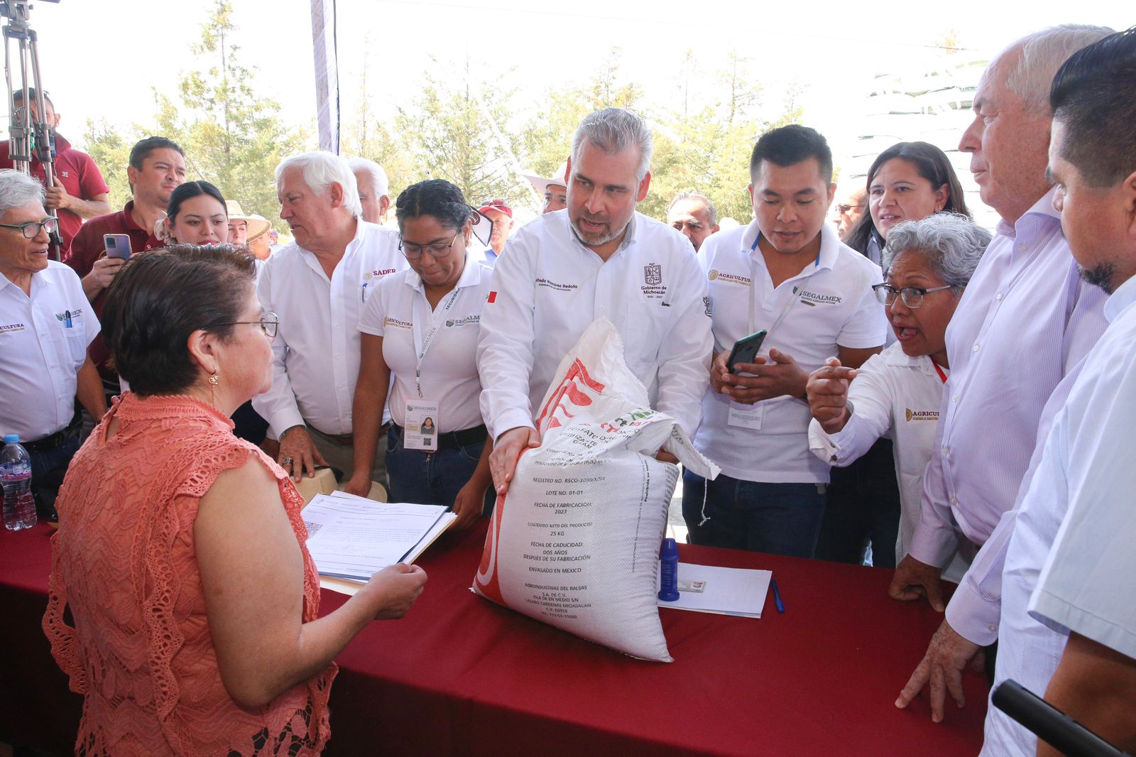 Arranca Bedolla entrega de fertilizante gratuito a productores michoacanos