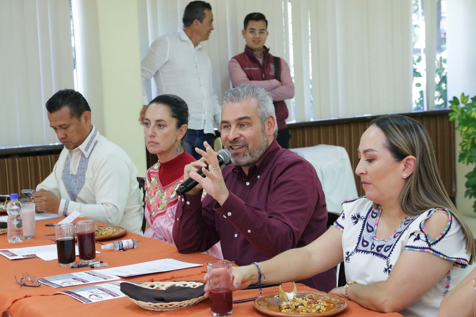 Bedolla expone a Sheinbaum logros de autogobiernos indígenas en Michoacán