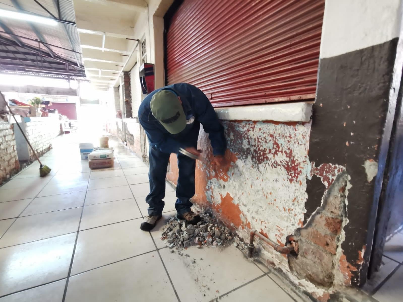 Realizan mantenimiento en el mercado Los Dolores; fueron reparados muros del inmueble