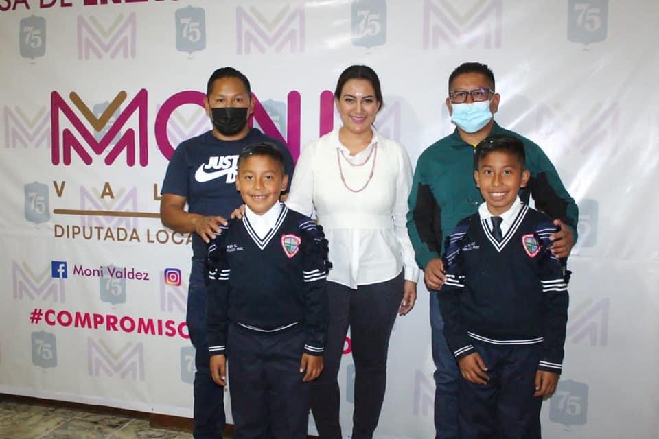 Mónica Valdez resuelve gestiones en casa enlace de Zacapu en apoyo a la educación