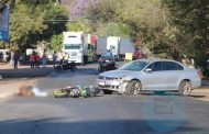 Motociclista muere en aparatoso choque contra un auto