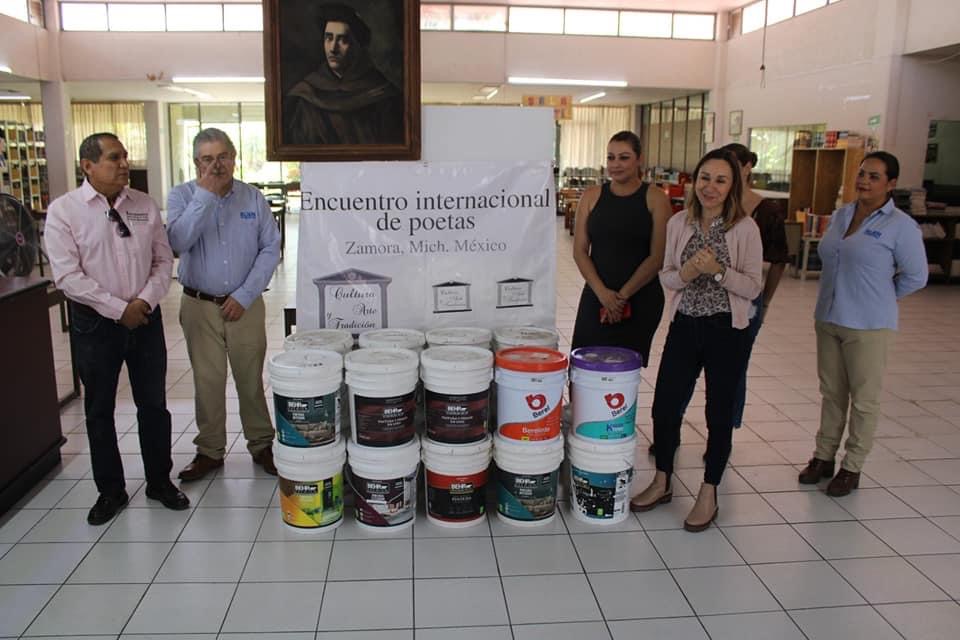 Asociación “Arte, Cultura y Tradición” entregó cubetas de pintura para biblioteca municipal