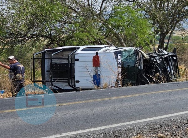 Un joven muerto y un policía herido, tras choque de camioneta y patrulla en la Zamora – La Piedad