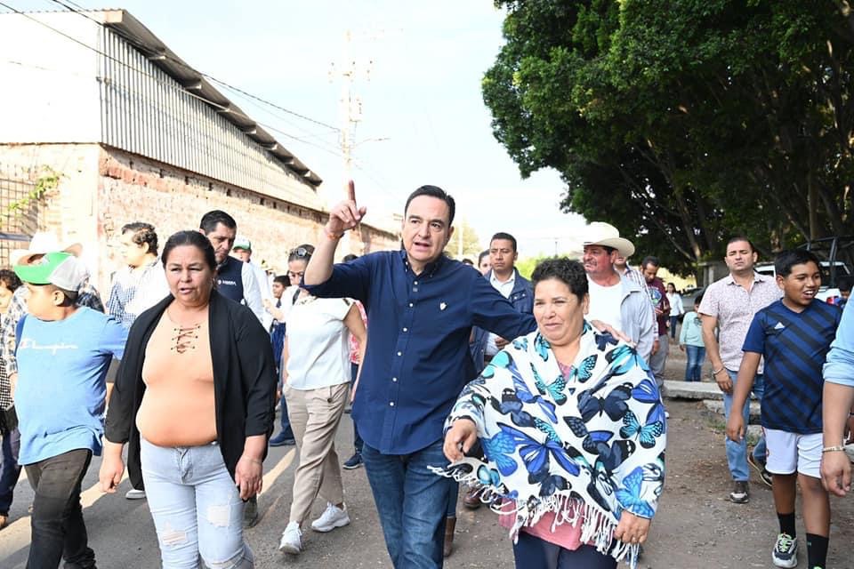 Carlos Soto recorrió las calles de la comunidad Romero de Torres