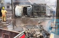 Tras incendio de camioneta “huachicolera” localizan 3 personas muertas, atrapadas en una tienda