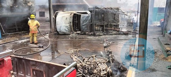 Tras incendio de camioneta “huachicolera” localizan 3 personas muertas, atrapadas en una tienda