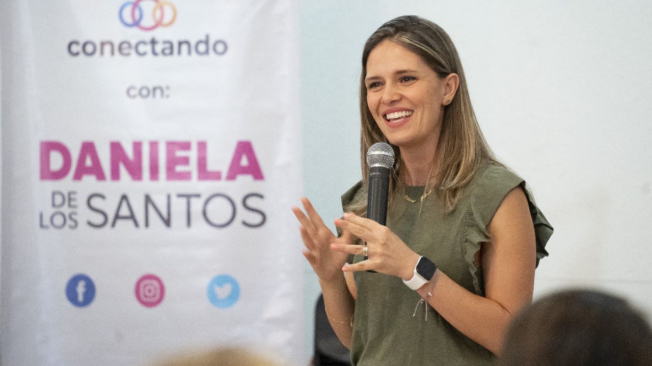 Daniela De Los Santos, reconoce a mujeres por su labor social