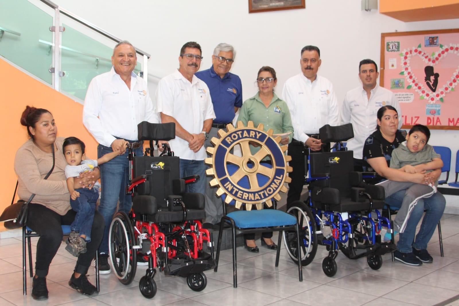 Club Rotario Zamora Industrial entrega sillas de ruedas a pacientes del CRI Promotón