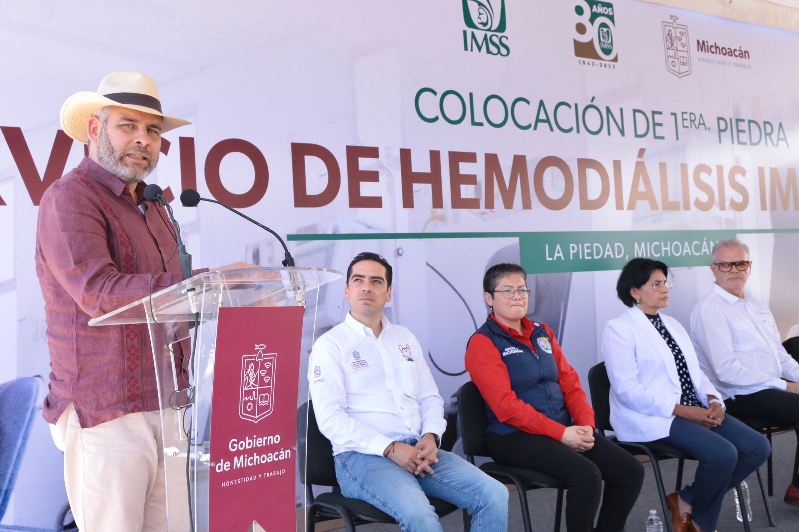 Coloca Bedolla primera piedra de Unidad de Hemodiálisis en IMSS La Piedad