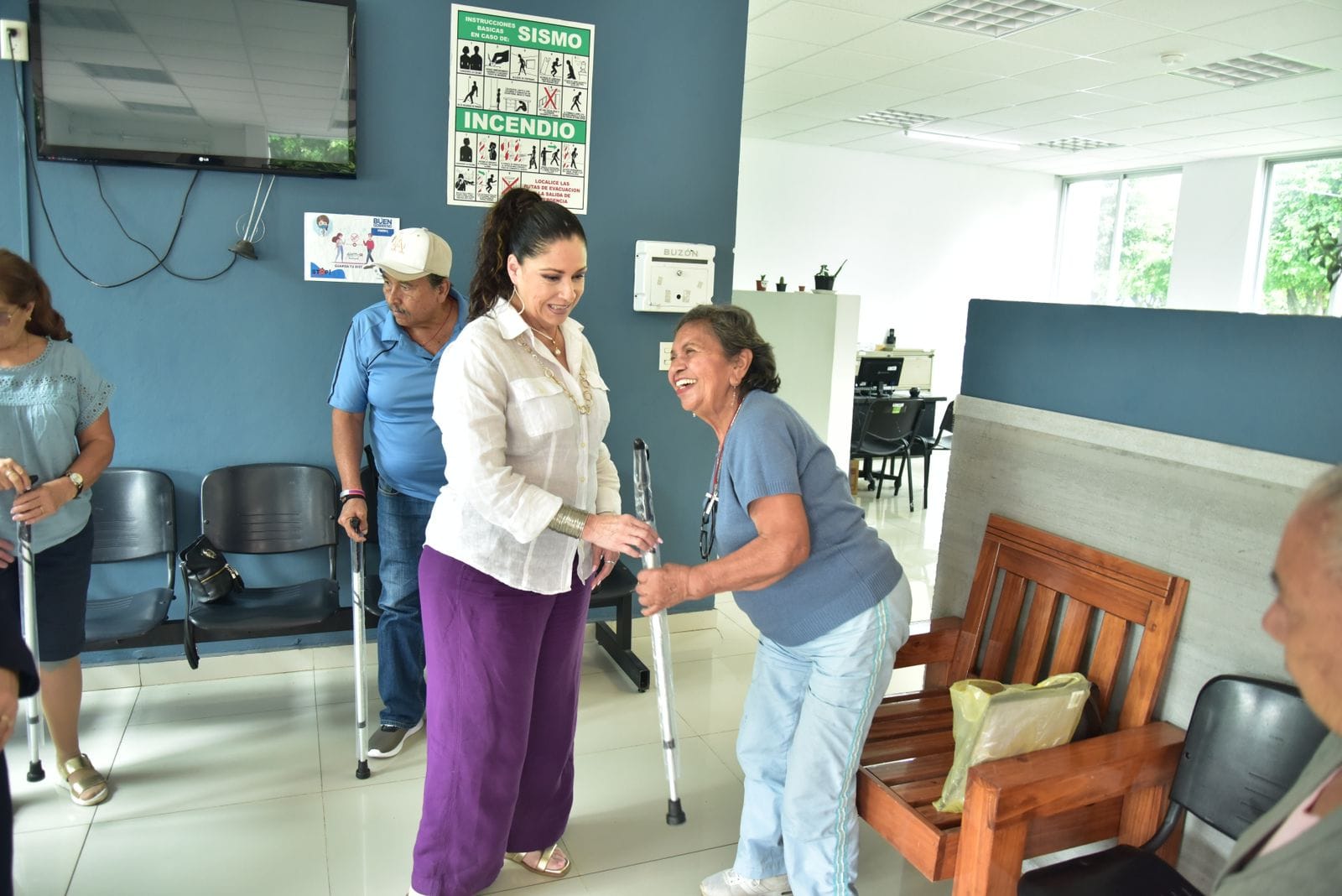 DIF Zamora realizó entrega de bastones a personas que sufren de alguna discapacidad motriz