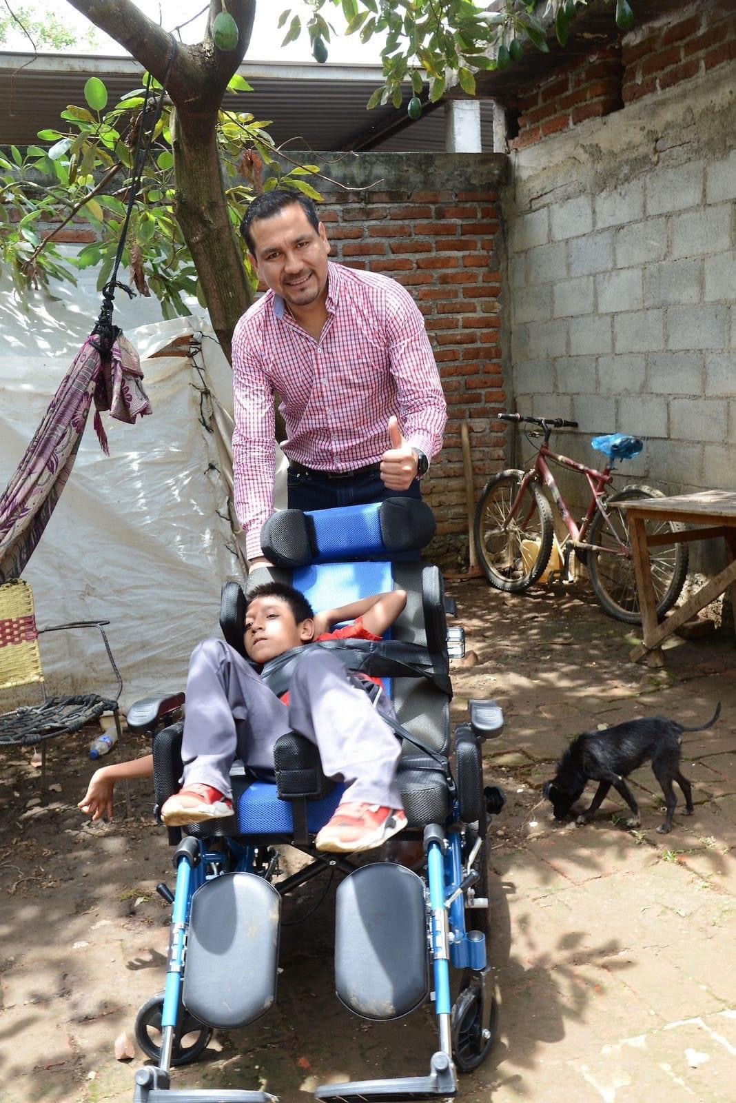 Presidente Miguel Ramos brinda apoyo sin precedentes a personas con discapacidad entregándoles aparatos funcionales