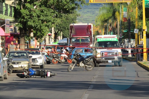 Joven motociclista es asesinado por pistolero, en la zona Centro de Zamora