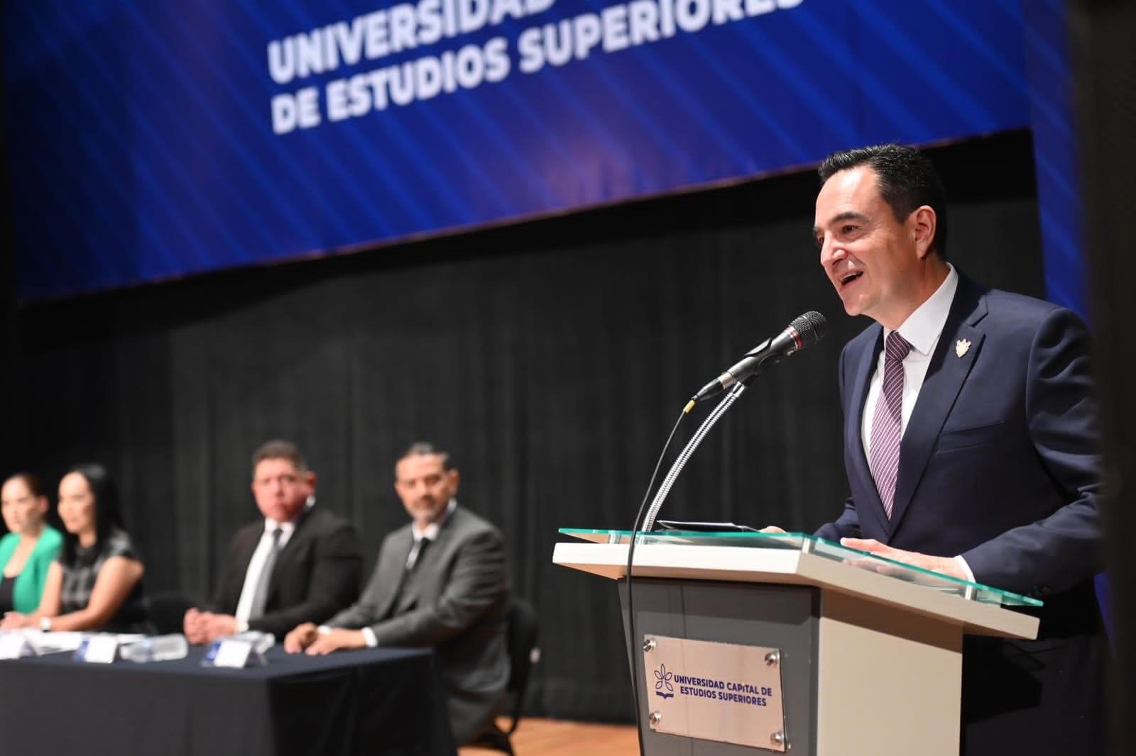 Carlos Soto exhortó a egresados de la Universidad Capital a continuar esforzándose para ser buenos profesionistas
