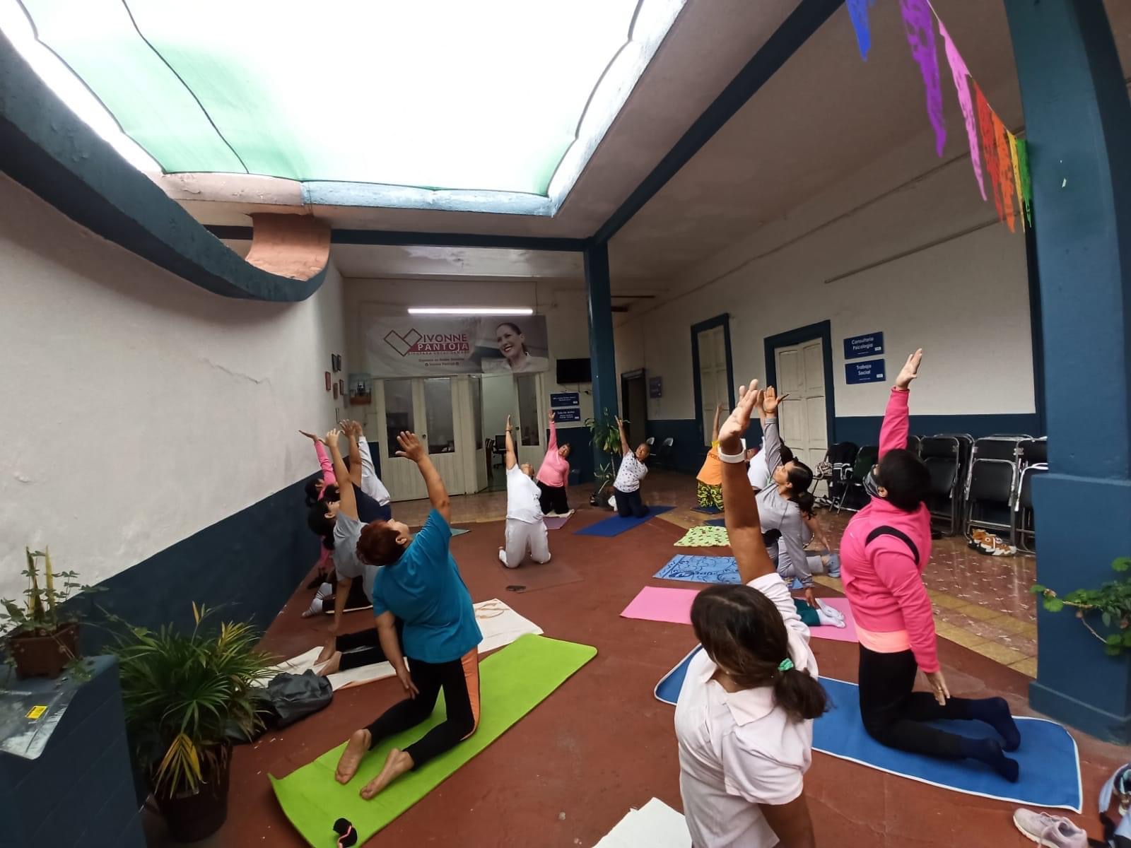 Inicia curso de yoga en casa enlace de la diputada Ivonne Pantoja