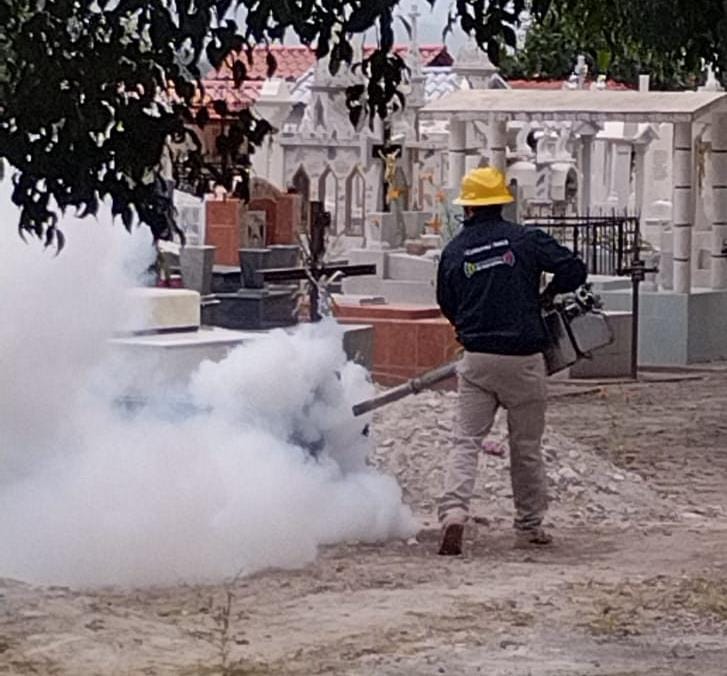 Carlos Soto instruyó acciones de fumigación en panteones del municipio