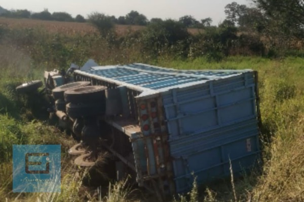 Conductor de camión de carga muere tras aparatoso choque en Ixtlán