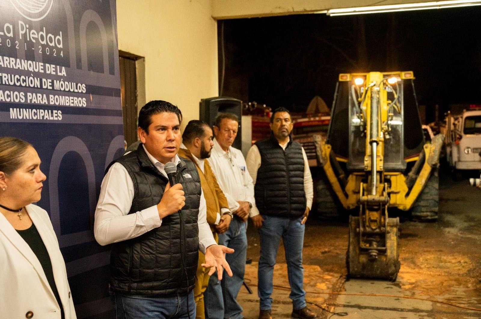 Samuel Hidalgo arranca la remodelación del cuartel de bomberos municipales