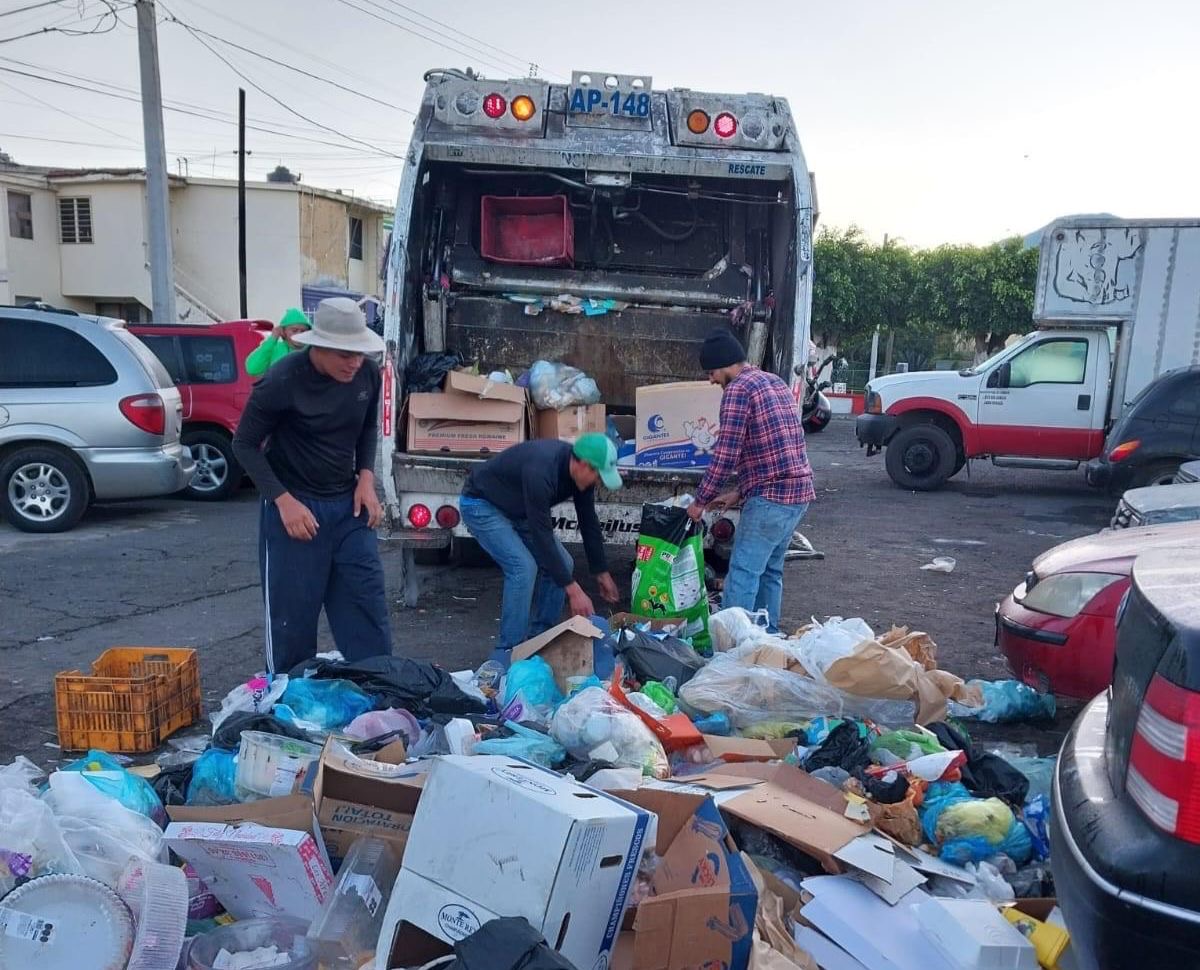 Trabajadores recolectores de basura deben identificarse para recibir una dadiva de las familias