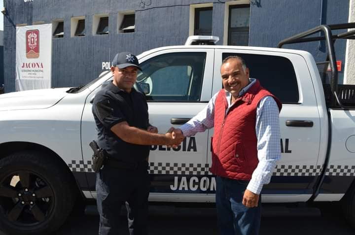 Isidoro Mosqueda entrega nuevas patrullas a Seguridad Pública