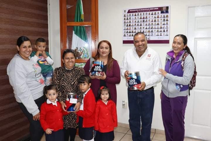 Alcalde Isidoro entrega pintura a la comunidad del Jardín de Niños 