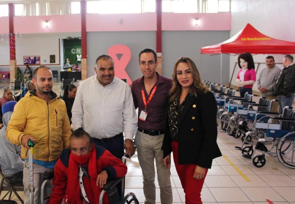 Isidoro Mosqueda y DIF Jacona entregan 30 sillas de ruedas a beneficiarios