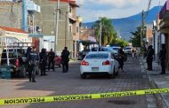 Joven es acribillado a tiros a bordo de un auto, en Zamora