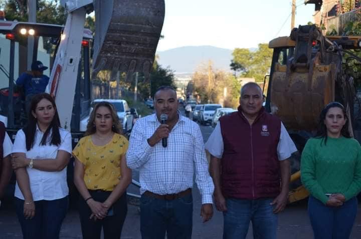Isidoro Mosqueda dio banderazo de arranque a la pavimentación de la calle Lázaro Cárdenas
