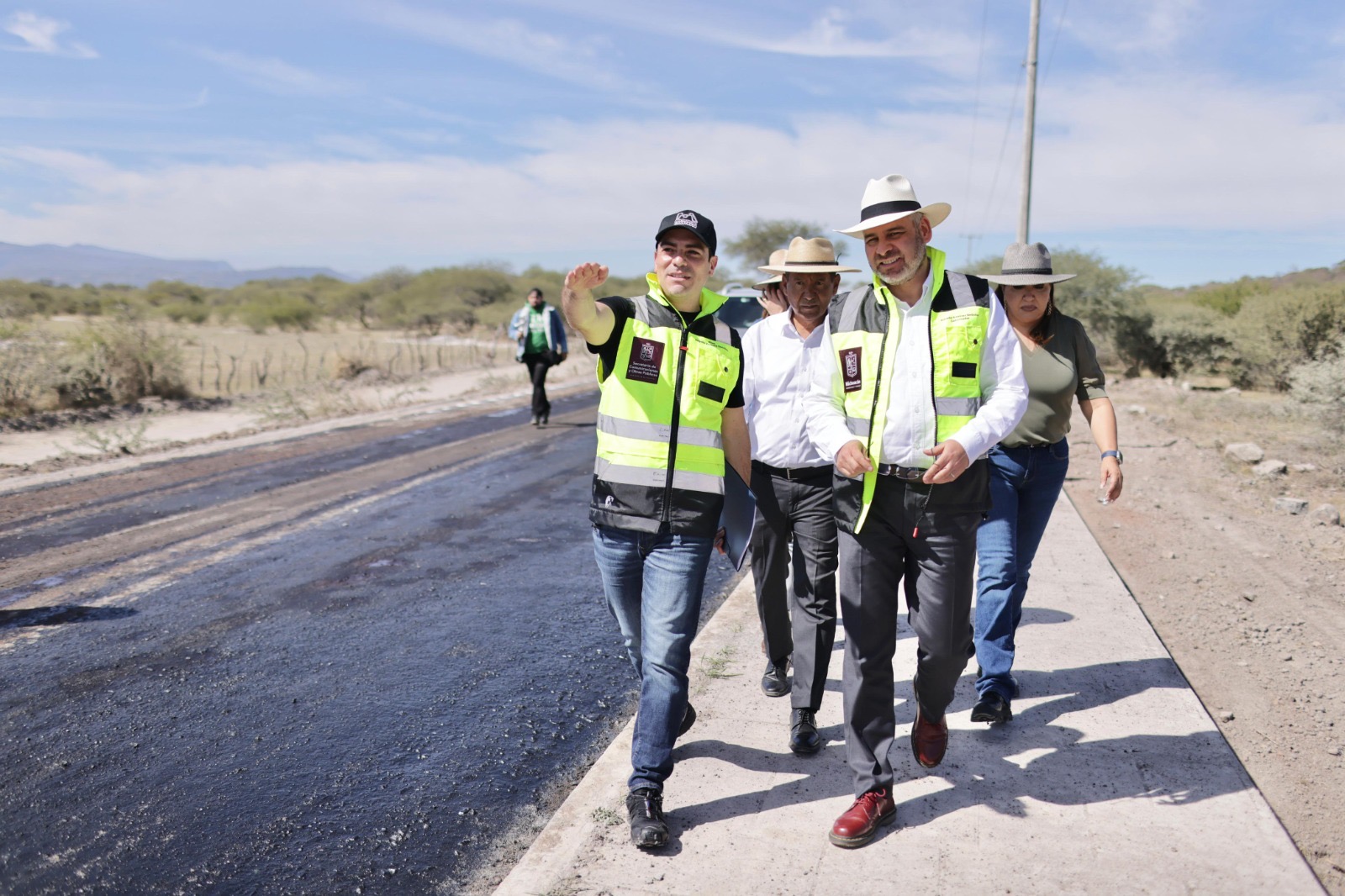 Supervisa Bedolla obra de rehabilitación carretera en región Ciénega