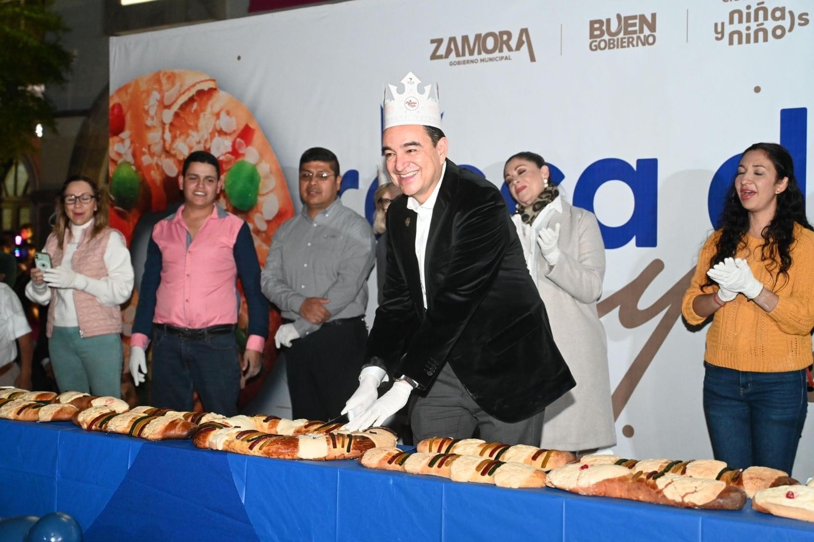 Carlos Soto compartió la tradicional Rosca de Reyes
