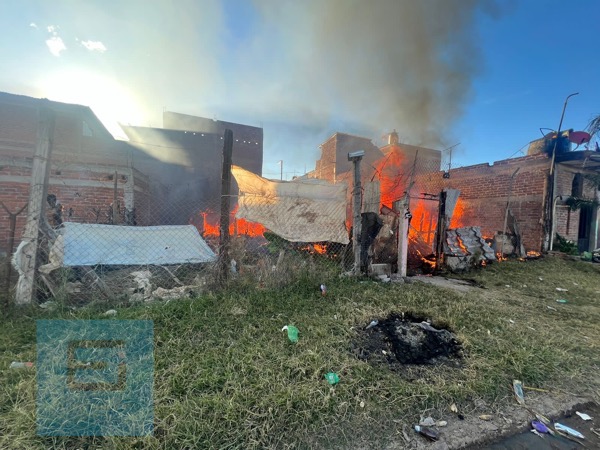 Mujer muere atrapada en incendio de su vivienda, en Tangancícuaro