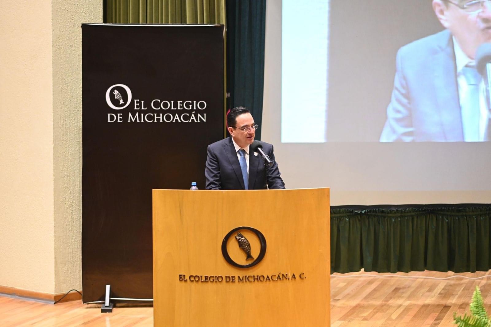Carlos Soto celebra el 45 Aniversario del Colegio de Michoacán.