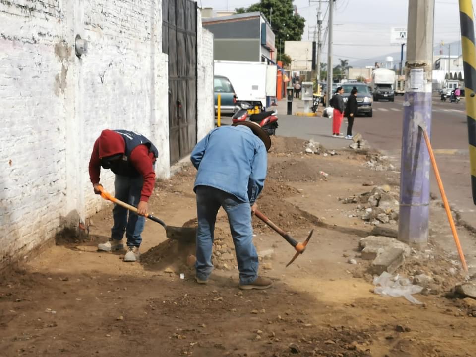 Reparan daños en la banqueta de la avenida Juárez Poniente y construyen una más en prolongación 5 de Mayo Norte.